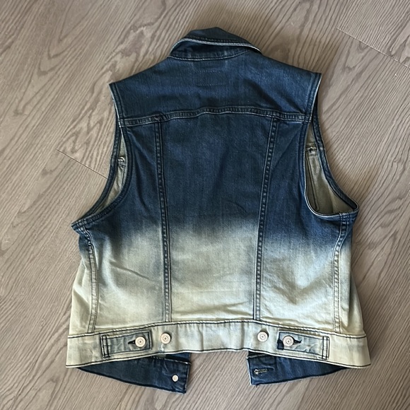 Sleeveless Levi’s Denim Jacket - Picture 4 of 4